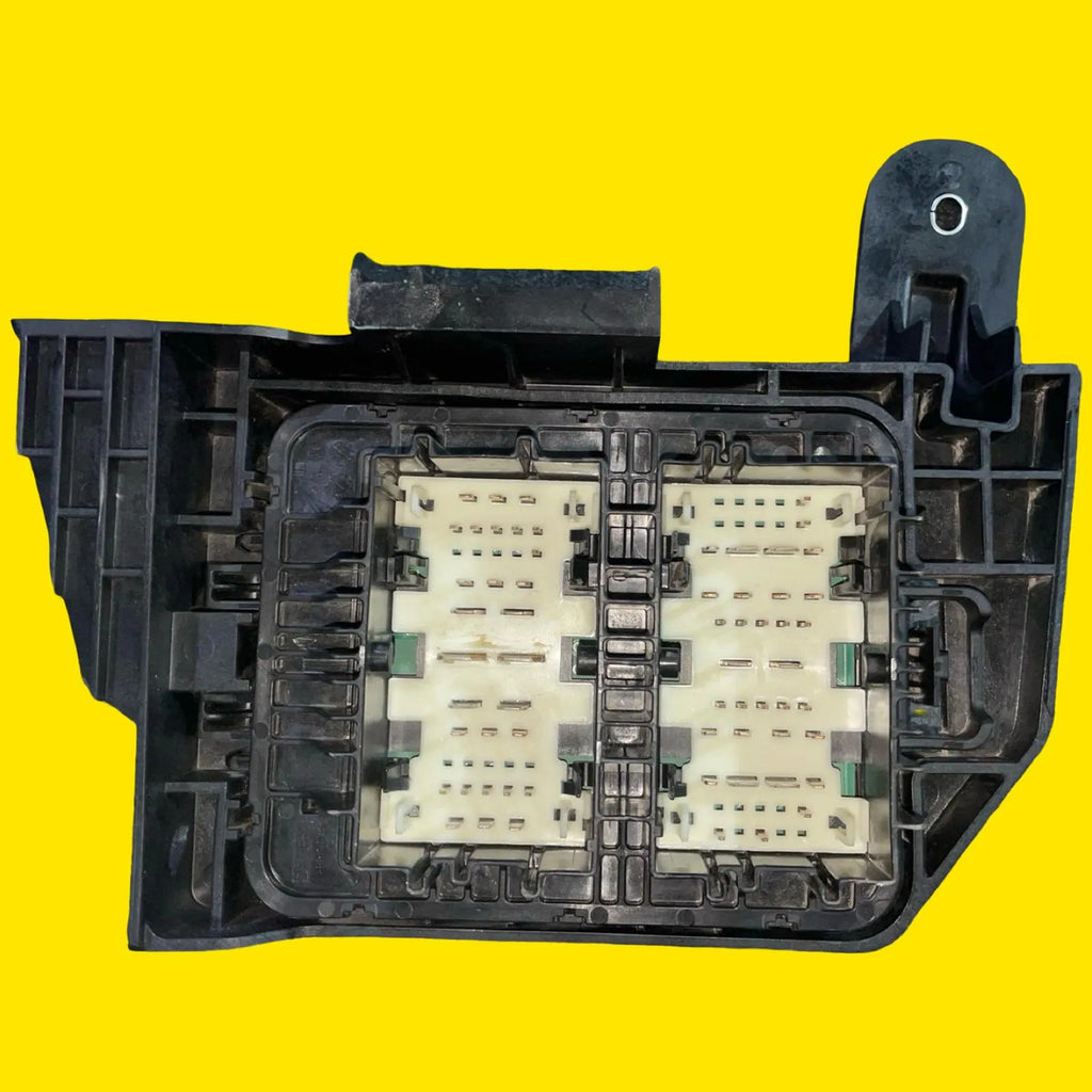 Caja Fusibles Trasera Yukon/suburban/tahoe/escalade 21-23