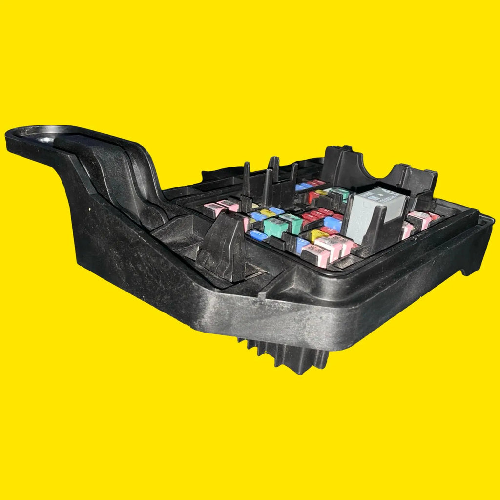 Caja Fusibles Trasera Yukon/suburban/tahoe/escalade 21-23