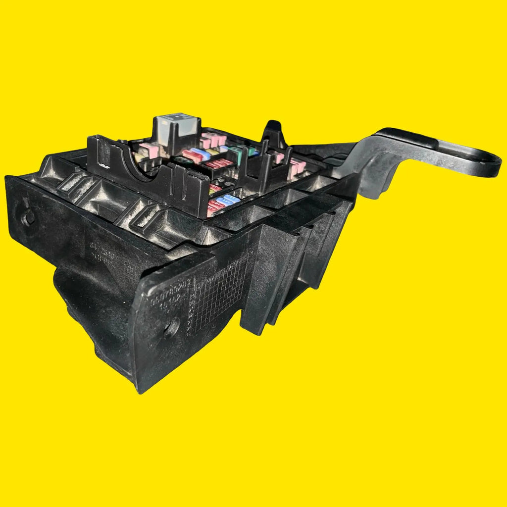 Caja Fusibles Trasera Yukon/suburban/tahoe/escalade 21-23